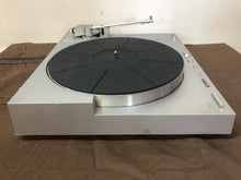 Load image into Gallery viewer, YAMAHA P-751 Quartz DD Full Automatic Turn Table - Used - NO NEEDLE